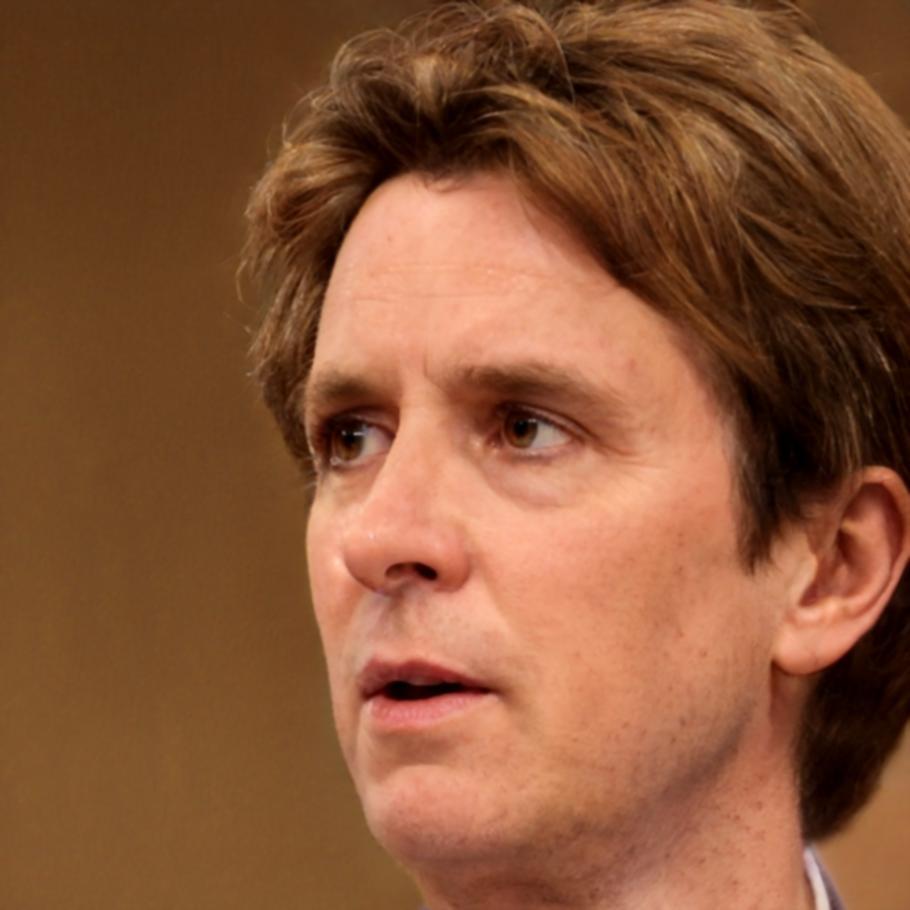 Ritratto professionale di Marco Benedetti, fondatore di cyralenthios, con espressione pensierosa e accogliente