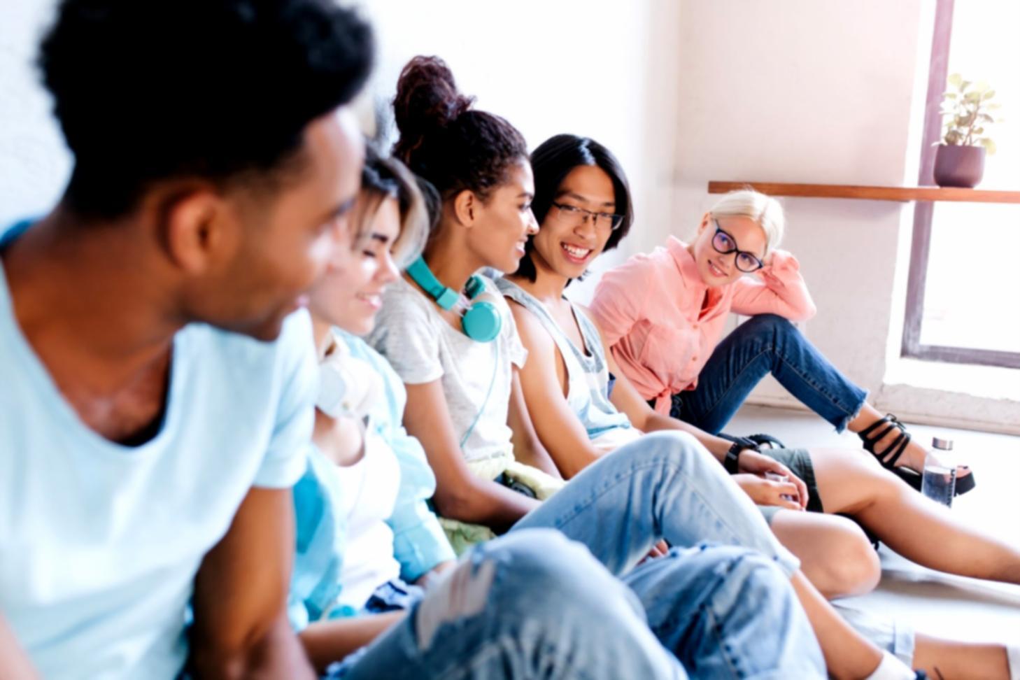Vista della nuova aula cyralenthios con grandi finestre, tavoli rotondi e un ambiente luminoso e inspirante