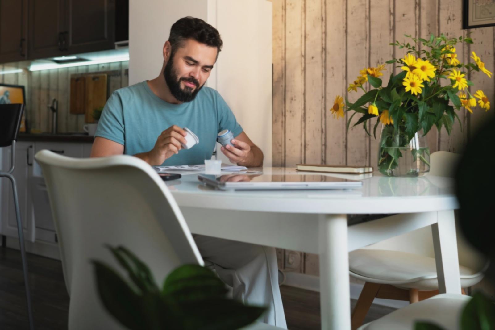 Aula durante una sessione di feedback con studenti seduti in cerchio che discutono i propri testi